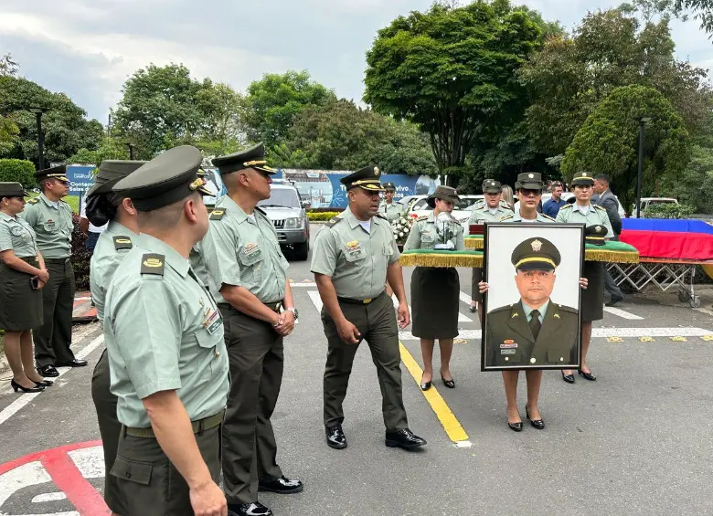 En medio de la ceremonia, estuvieron presentes fotografías, prendas de los uniformados y coronas de flores. FOTO: Cortesía Policía de Antioquia