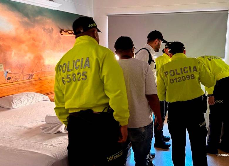 Momento en el que agentes de la Policía irrumpieron en el motel en el que se presume eran explotadas sexualmente niñas. FOTO: Cortesía Policía