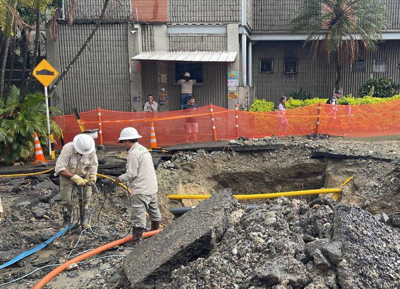 Trabajadores de EPM durante las labores de reparación de la conducción en el barrio Caribe. FOTO: CORTESÍA EPM