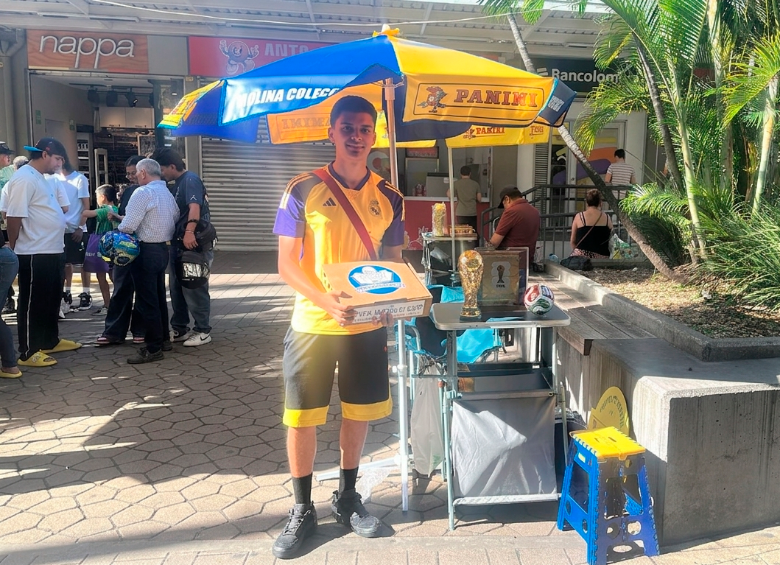 Para Marco Molina vender “monitas” en el pasaje de Éxito Vecino, en Envigado, no es un negocio, es una forma de mantener viva una tradición. FOTO CORTESÍA