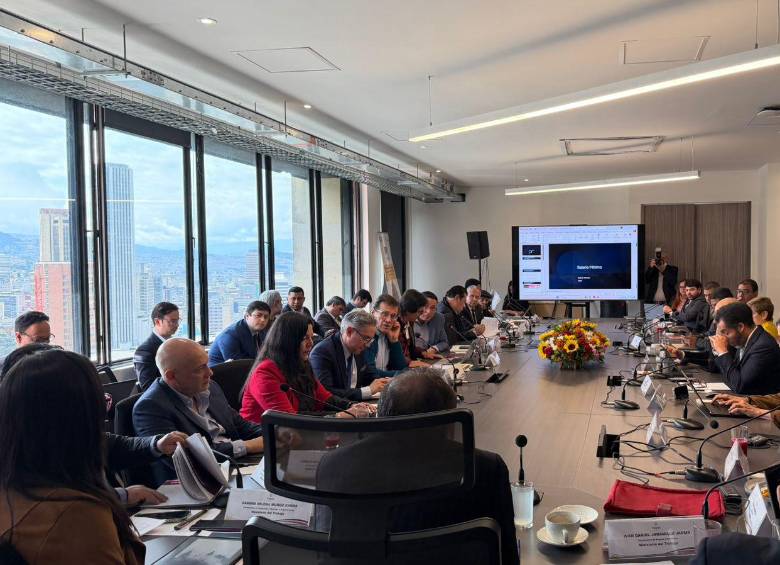 En la mesa de negociación están sentados los sindicatos y gremios empresariales.