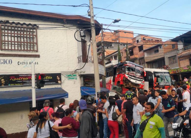 El bus arrastró a varios vehículos en el lugar, algunos de ellos fueron empujados a la acera. Foto: Cortesía Denuncias Antioquia.