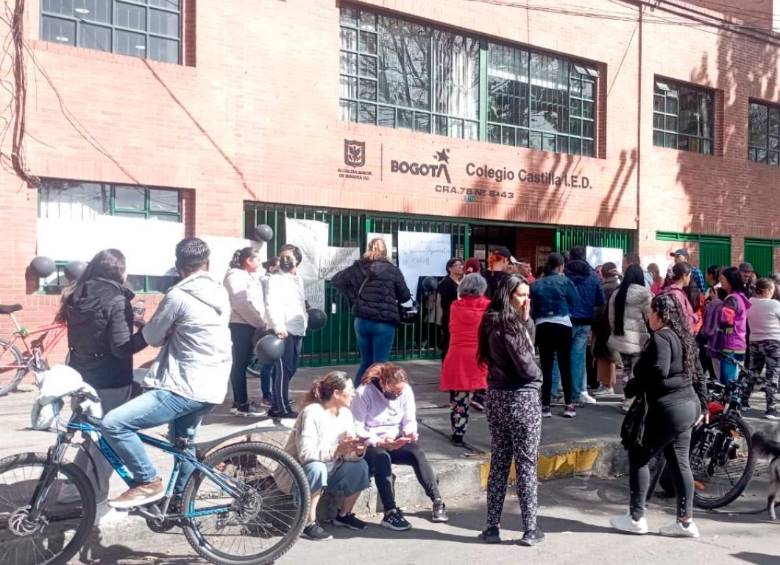 Los padres de familia realizaron un plantón para rechazar el hecho. FOTO PERSONERÍA BOGOTÁ