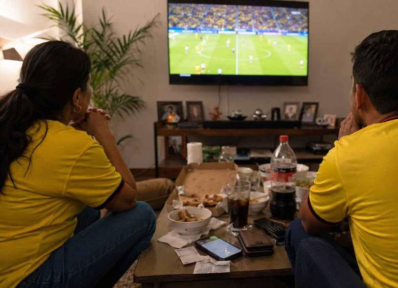 La emoción por el Mundial está impulsando la compra de televisores, alimentos y entretenimiento, pero expertos recomiendan evitar gastos que comprometan las finanzas de los hogares. FOTO CORTESÍA CROWE