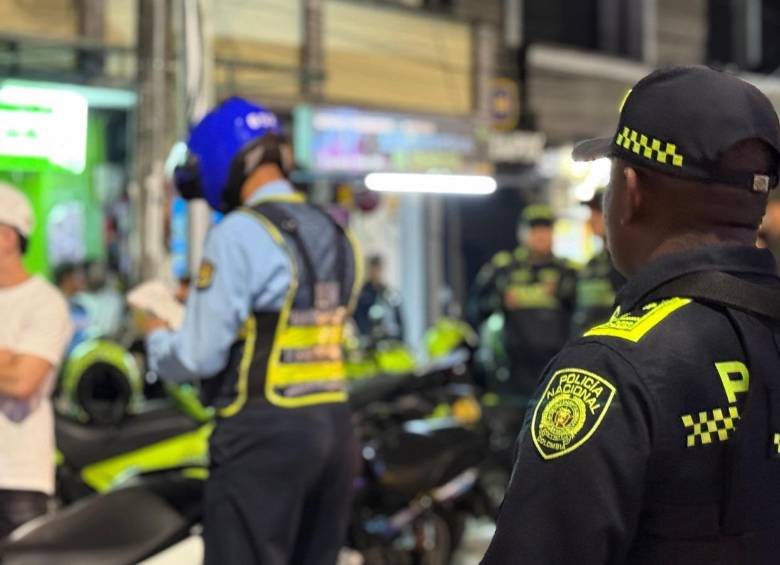 Conductores siguen infringiendo las normas de tránsito, invadiendo el carril del Metroplús y arriesgando sus vidas. FOTO: CORTESÍA ALCALDÍA DE MEDELLÍN