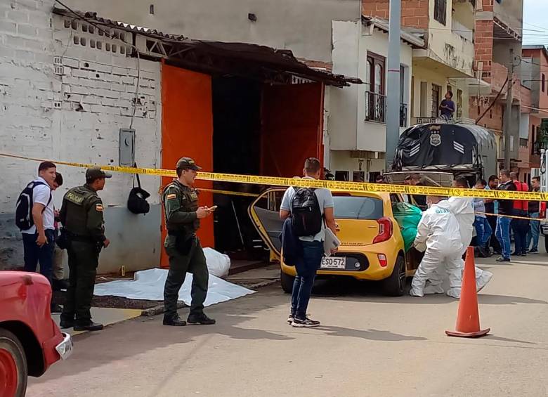Dentro de este taxi, hurtado en el barrio Vallejuelos, abandonaron los cuerpos de dos hombres dentro de costales. FOTO MAURICIO PALACIO