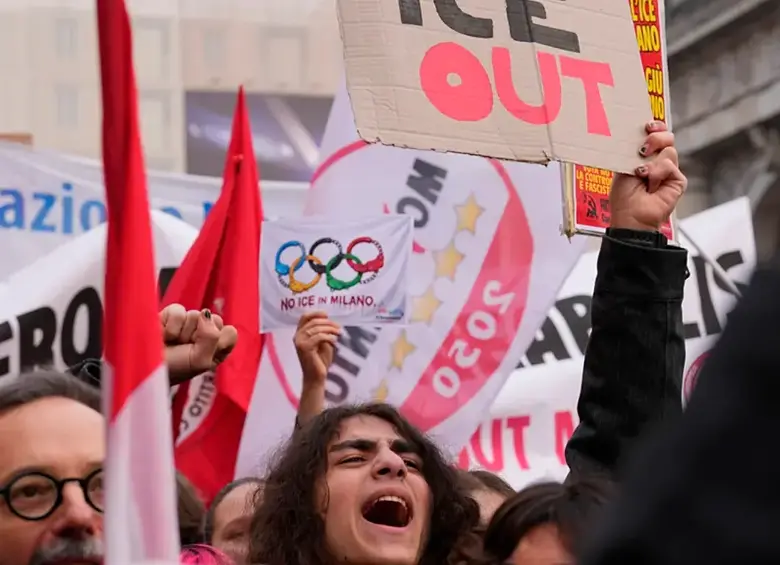 La movilización reunió a partidos políticos, sindicatos y asociaciones civiles en el centro de Milán. FOTO: GETTY