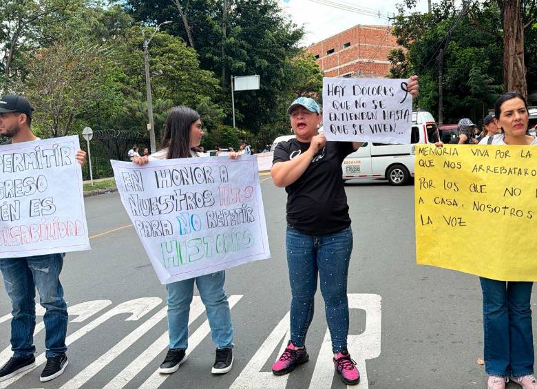 Los padres y allegados a las víctimas del accidente del 14 de diciembre bloquearon parcialmente la vía aledaña al colegio. FOTO: CORTESÍA