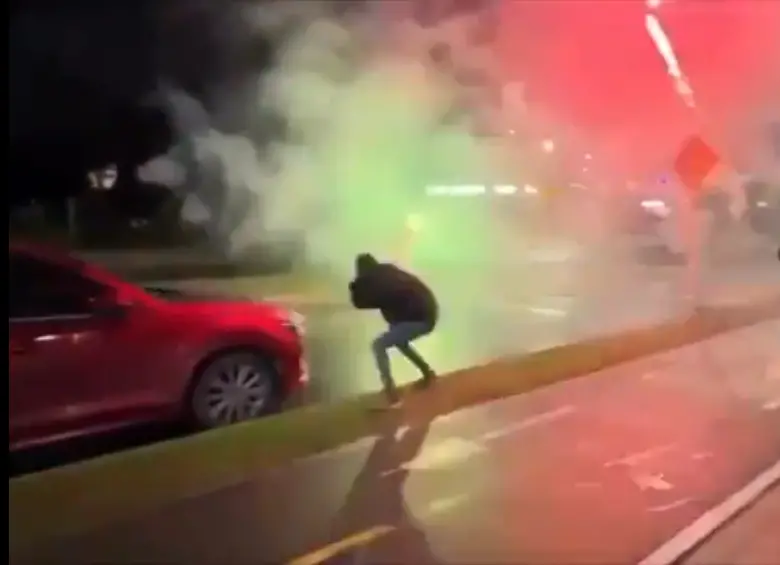 Así quedó registrado en un video viral de redes sociales, en el que varios jóvenes, entre risas, se apuntan entre sí mientras las bengalas queman. FOTO Cortesía.