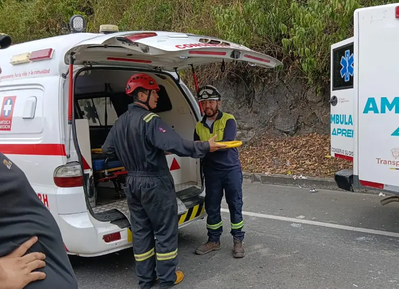 Ambulancias y bomberos hicieron presencia en la zona del accidente. FOTO: cortesía Bomberos La Pintada