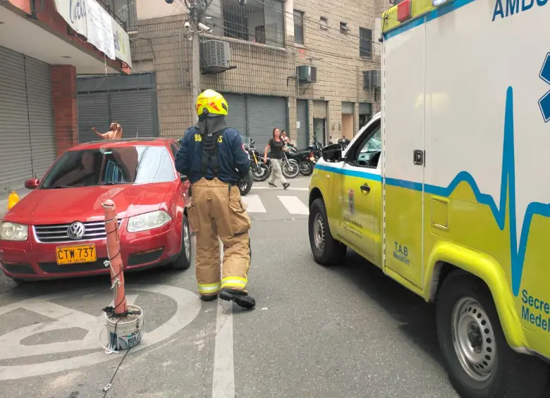 Personal del Cuerpo de Bomberos de Medellín y de la Secretaría de Salud, con apoyo de Bomberos Itagüí, trabajan para controlar las afectaciones en esta zona industrial del centro de la ciudad. FOTO: ALEJANDRA MORALES RÍOS