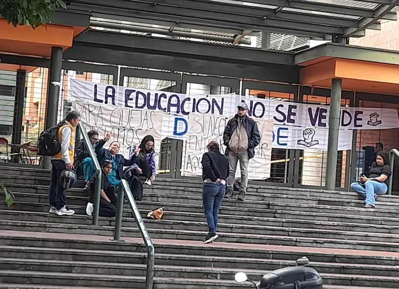 una de los accesos a la SIU bloqueado por manifestantes. FOTO: Cortesía