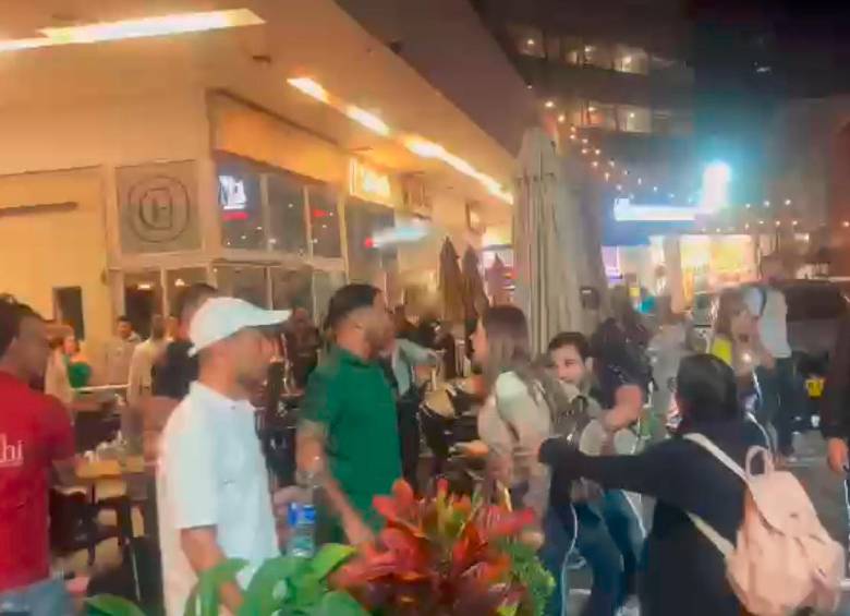 En los altercados hubo lanzamiento de mesas y botellas de los establecimientos y discusiones entre el equipo de seguridad y seguidores del candidato y otro grupo de personas. FOTO: CORTESÍA