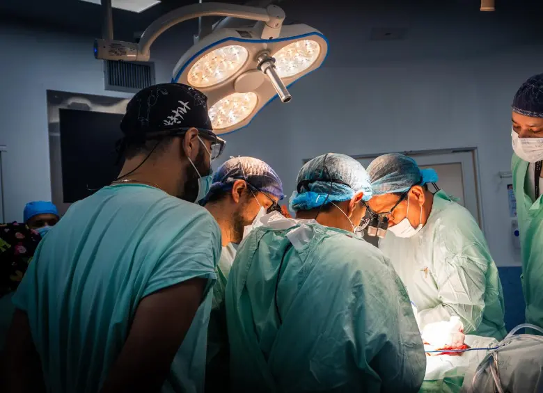 Un equipo de cerca de una docena de profesionales participó en el primer trasplante de corazón hecho en el Hospital General de Medellín. FOTO: CORTESÍA HGM.