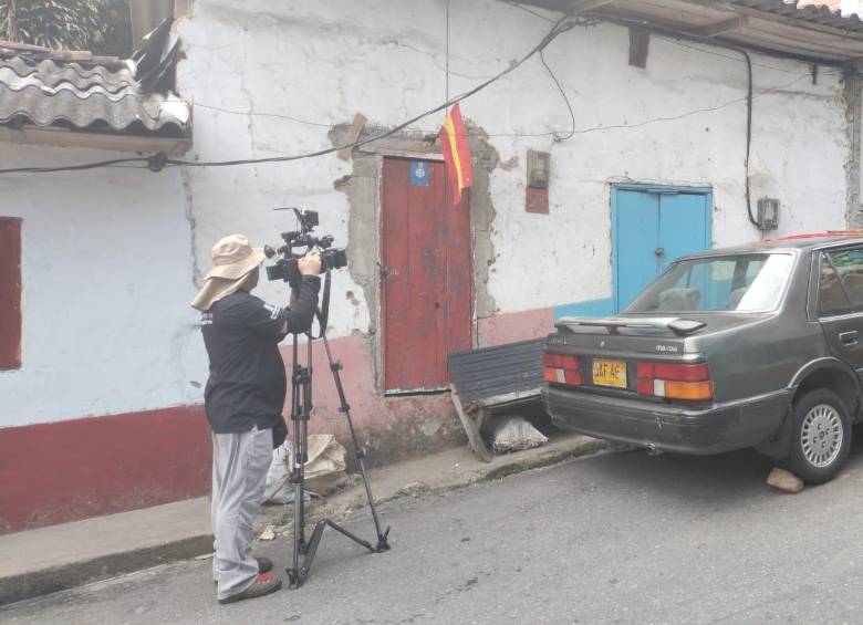 Dentro de esta casa, detrás de la iglesia principal de San Andrés de Cuerquia, habría estado secuestrado el ingeniero. Allí habría sido torturado y asesinado. FOTO: CORTESÍA TELEMEDELLÍN