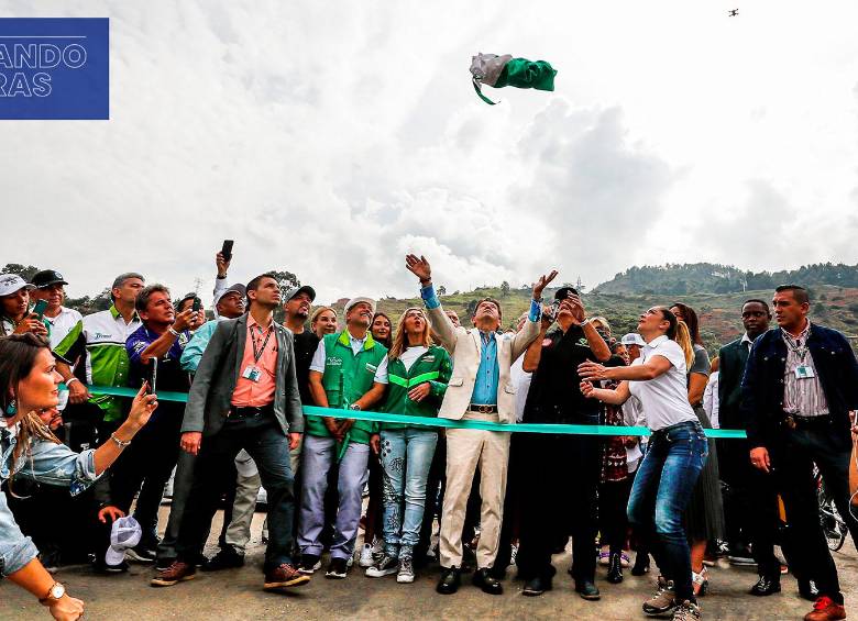 A pesar de que la obra aún no culmina, los exgobernadores Luis Pérez y Aníbal Gaviria ya la han inaugurado a pocos días de terminar su administración. Actualmente, se proyecta culminar la construcción del Parque con una inversión adicional de cerca $3.000 millones. En la foto, inauguración por Luis Pérez en 2019.