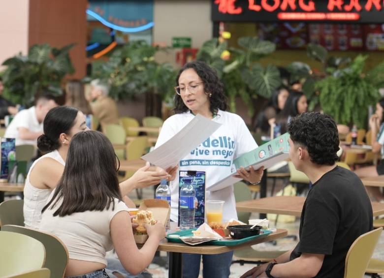 Campaña de activación en diferentes espacios comerciales de Medellín, con el fin de prevenir el desperdicio de alimentos en la ciudad. FOTO Cortesía Alcaldía de Medellín.