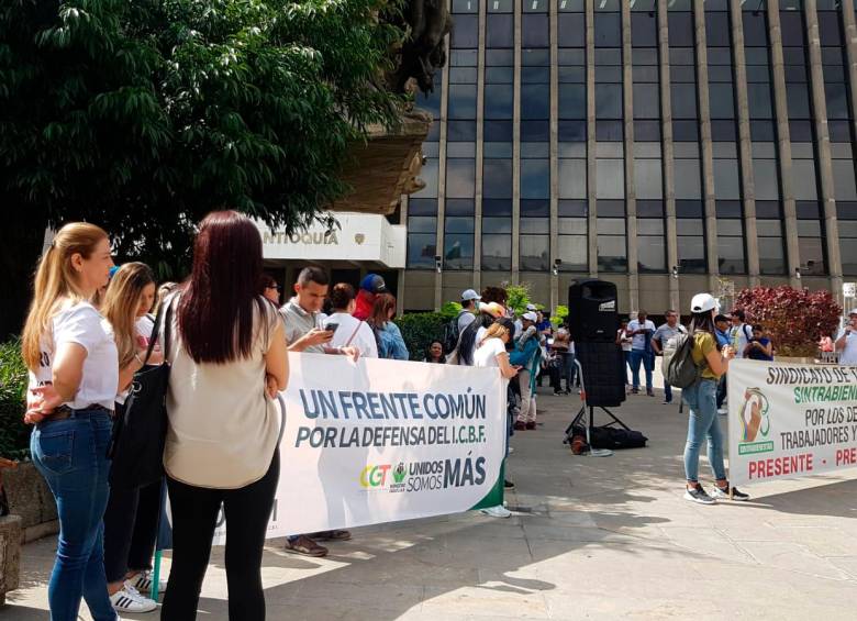 Los empleados del ICBF se concentraron en La Alpujarra como parte de las protestas que comenzaron ayer. FOTO: CORTESÍA
