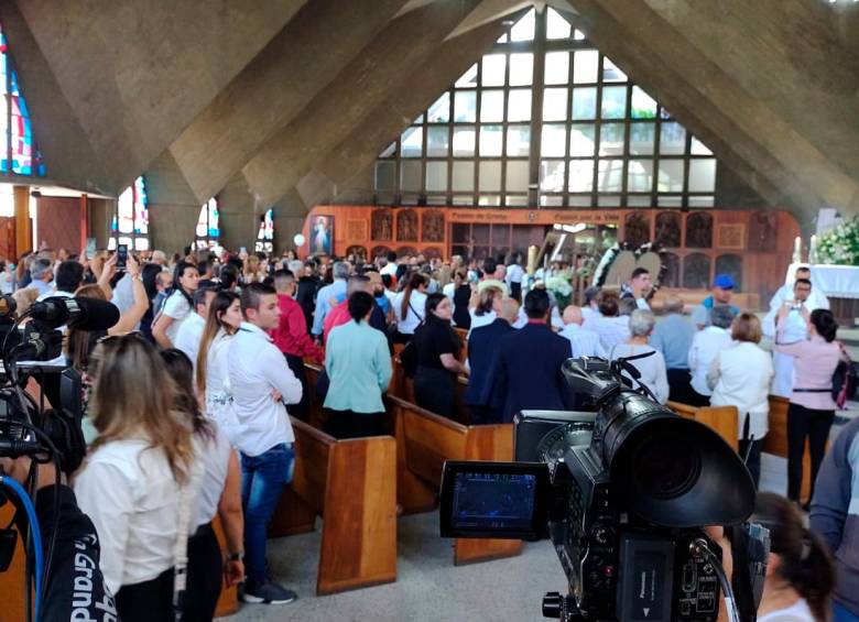 Al interior de la iglesia hay 100 personas, son familiares y amigos del fallecido artista de 71 años. FOTO EL COLOMBIANO