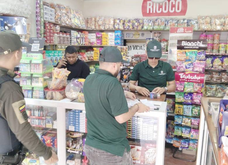 El Grupo Operativo de Subsecretarías de Ingresos de la Secretaría de Hacienda de Antioquia junto a la Policía visitan establecimientos para verificar la legalidad de los cigarrillos. FOTO: Cortesía