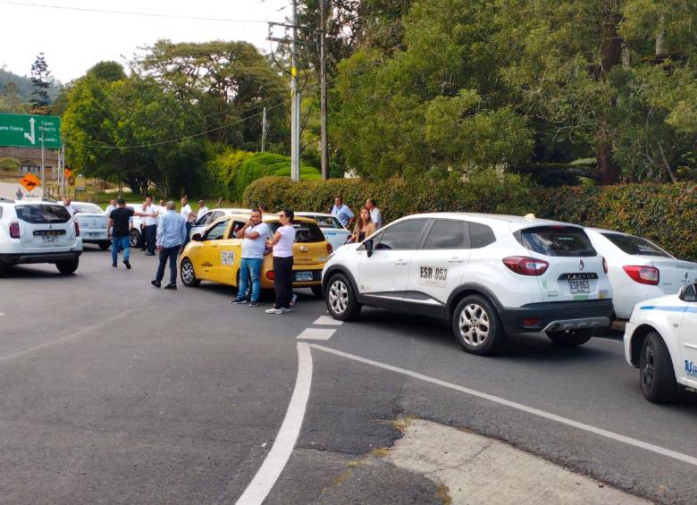 Los conductores bloquearon la vía en Sajonia. FOTO: Cortesía Denuncias Antioquia