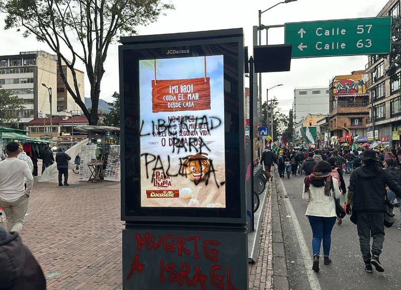 Vandalismo en la infraestructura de Bogotá en la marcha pro palestina de este 7 de octubre de 2024. FOTO: Tomada de redes