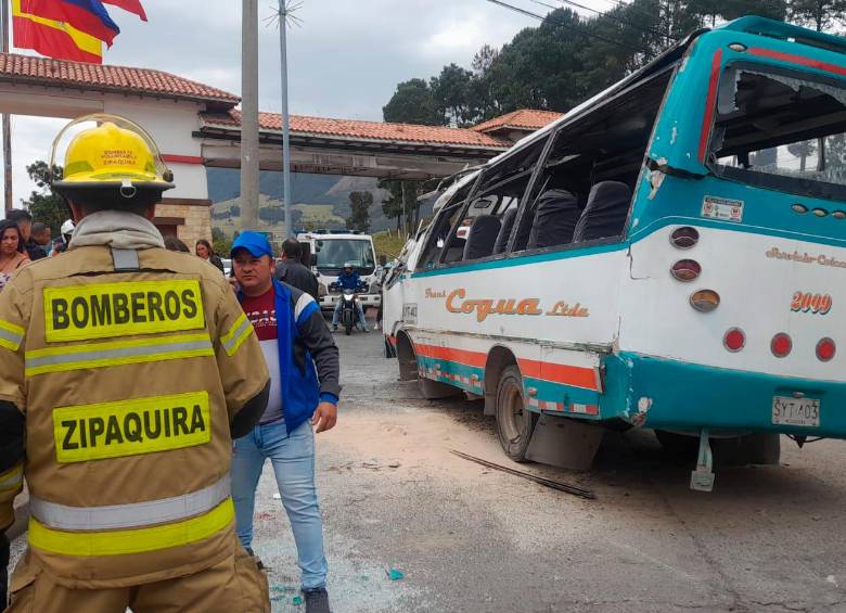  El bus cubría la ruta de la vereda San Jorge hacia Zipaquirá. Fotos: Bomberos Cundinamarca