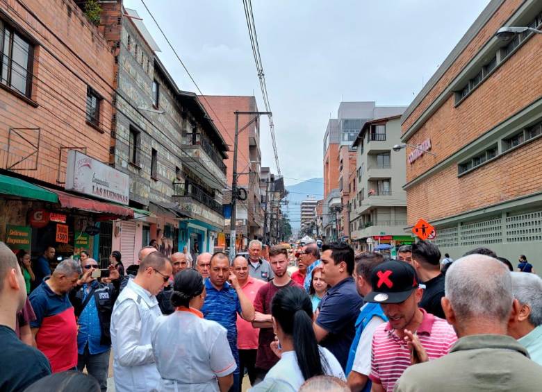 Tras el bloqueo de una vía a modo de protesta por parte de la comunidad, el personero de Itagüí se acercó a dialogar con los comerciantes.