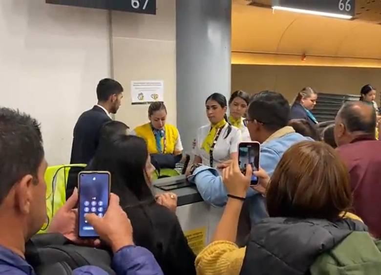 Protestas de usuarios en el Aeropuerto El Dorado - Foto: captura de video