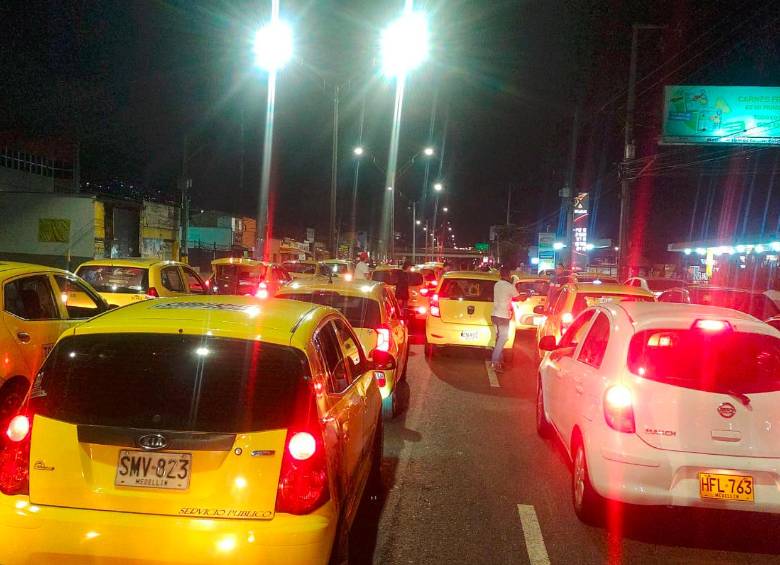 Los taxistas finalizaron sus manifestaciones con bloqueos en las afueras de la sede de la Secretaría de Movilidad de Medellín. FOTO: CORTESÍA