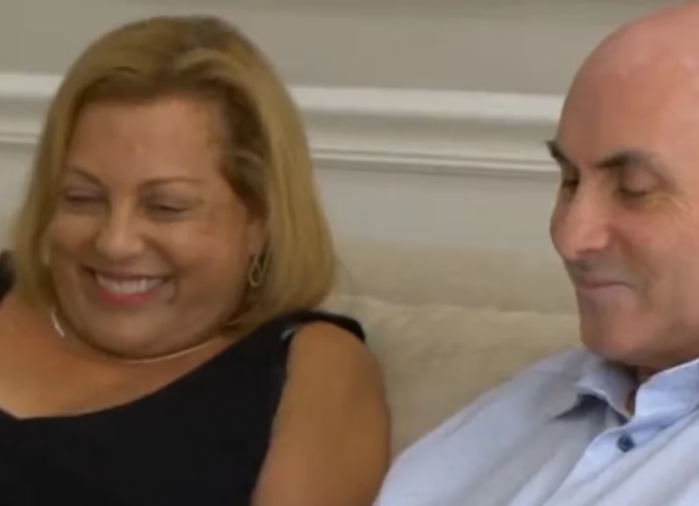 Drew Weissman, junto a su esposa, informó a sus padres sobre su logro. Foto: Captura de pantalla.