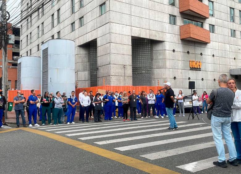 Los empleados que protestaron esta mañana aseguran que en los años de existencia del hospital no se había vivido una crisis así. FOTOS Cortesía