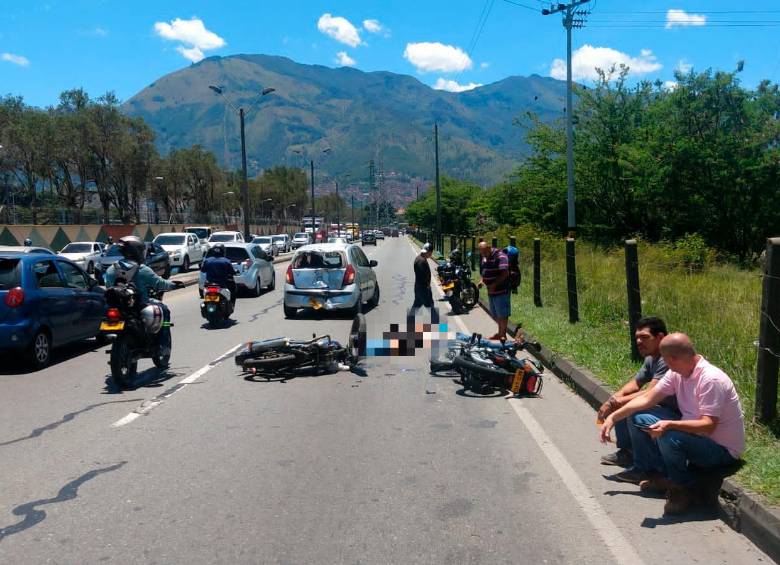 Uno de los motorizados falleció en el sitio y el otro fue llevado a la Clínica del Norte, luego de la colisión. FOTO: CORTESÍA