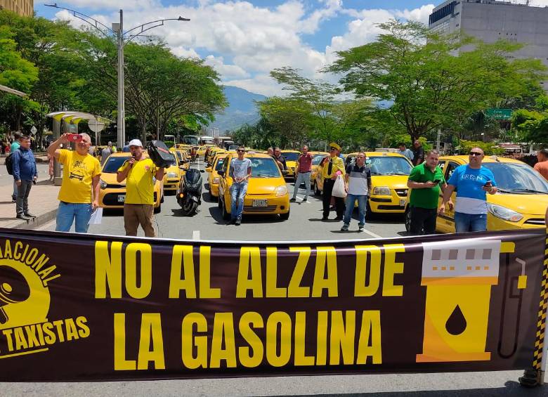 Los taxistas, con sus carros y carteles, le piden al gobierno que pare el incremento de los combustibles. FOTO: JAIME PÉREZ.