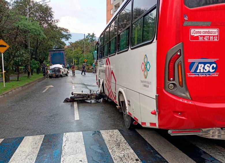La moto en la que viajaba la pareja quedó debajo del bus, mientras que la mujer fue arrollada por el camión de gaseosas, que frenó más adelante. FOTO: CORTESÍA.