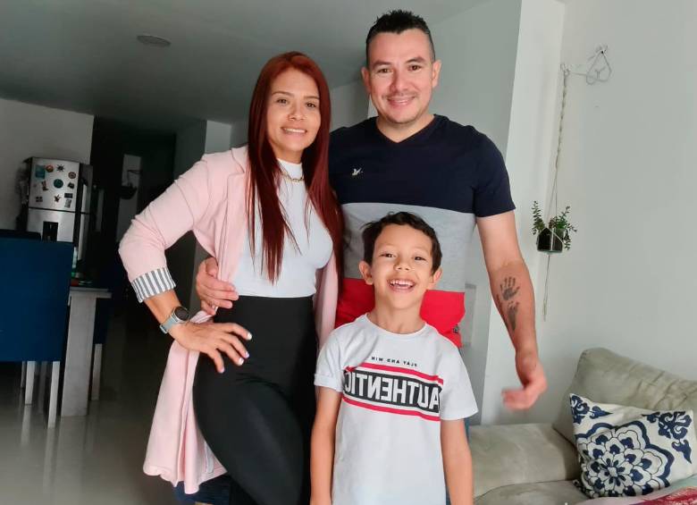 Carlos Andrés Yepes Ospina junto a su esposa y su hijo. FOTO CORTESÍA