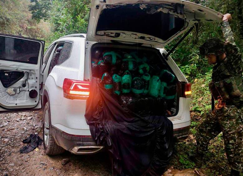 Esta es la camioneta cargada de marihuana que el Ejército interceptó en una vía de Quindío. FOTO: CORTESÍA DEL EJÉRCITO.