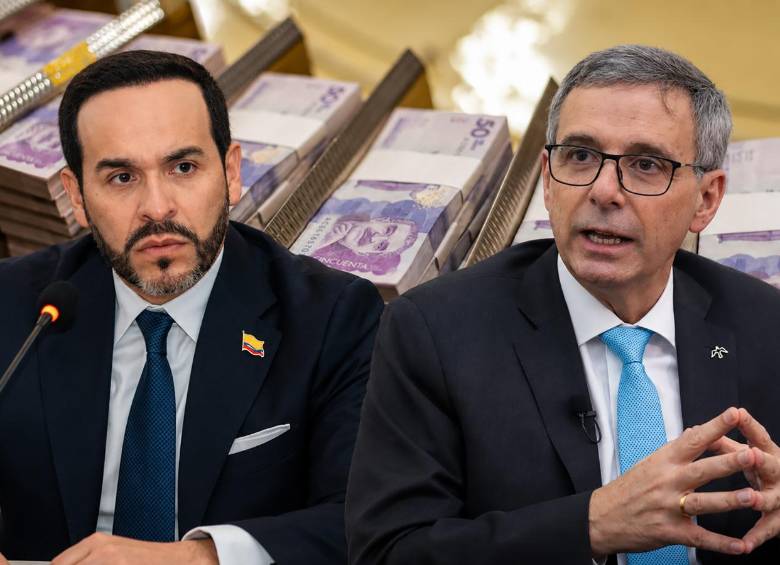 El ministro de Hacienda, Miguel Gómez, presentó el PGN. Para asegurar su aprobación, el Gobierno aceptó redistribuir recursos, trasladando partidas del servicio de la deuda a la inversión pública. FOTO Presidencia, Montaje El Colombiano