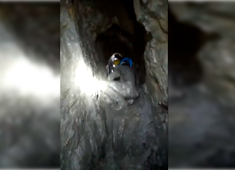 El vertimiento de lodo en un socavón quedó registrado en video. FOTO Cortesía