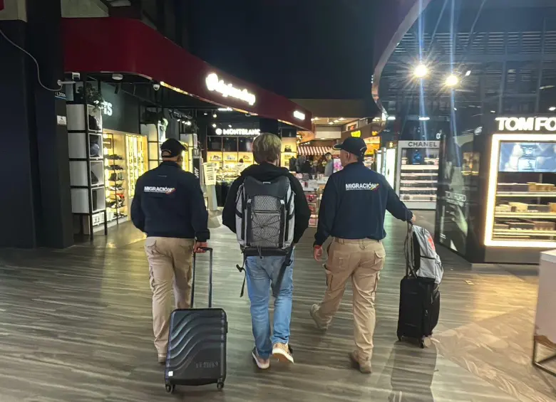 El extranjero fue devuelto a Estados Unidos, donde será procesado en un tribunal del estado de Colorado. Se le investiga por narcotráfico y homicidio. FOTO: CORTESÍA MIGRACIÓN COLOMBIA