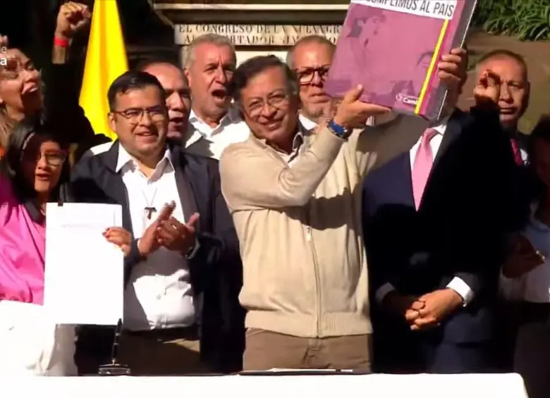 El presidente, Gustavo Petro, sancionó la reforma laboral desde la Casa Museo Quinta de Bolívar, en Bogotá. Firmó el documento que oficializa la nueva ley laboral. FOTO: Tomado de video Presidencia.