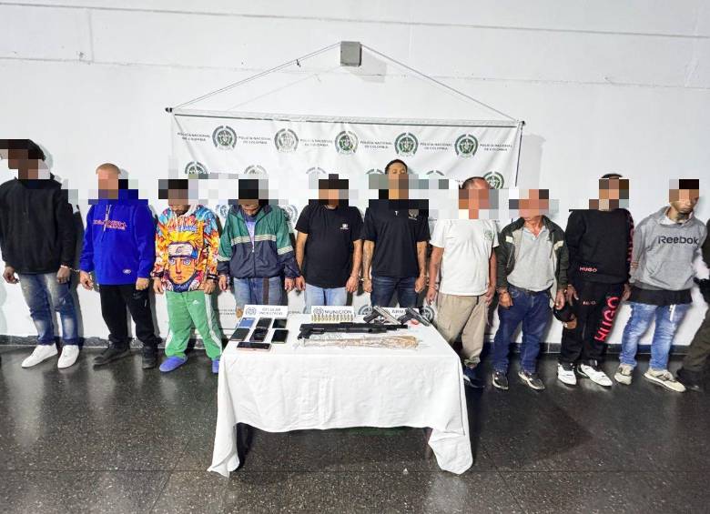 Durante la operación fue capturado alias Trenzas, identificado como el principal cabecilla de la estructura, junto a varios coordinadores de zona. FOTO: Cortesía Alcaldía de Medellín