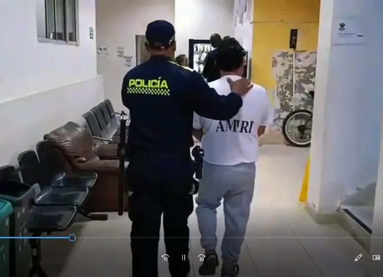 Uno de los siete capturados en el Valle de Aburrá, acusados por delitos sexuales y violencia intrafamiliar. FOTO Cortesía Policía Metropolitana.