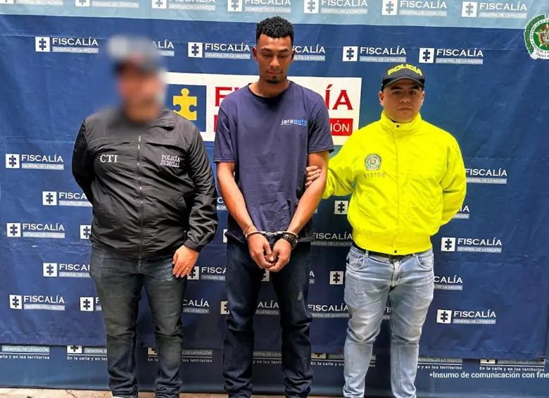 Este es Kevin Andrés Sarmiento Garcés, quien era la pareja sentimental del estilista, un hombre de 55 años, al que habría asesinado al interior de su vivienda. FOTO: Cortesía Fiscalía General de la Nación.