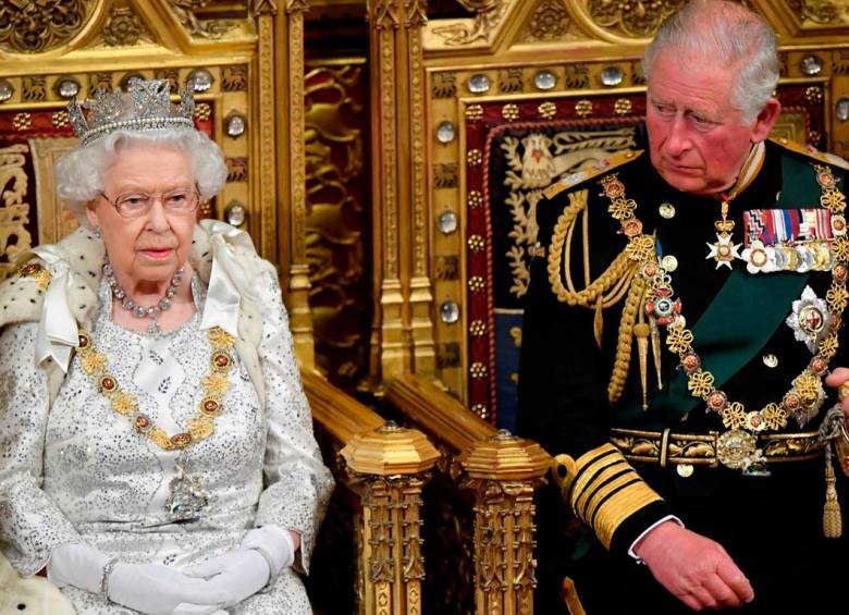 La reina Isabel II y con su hijo Carlos de Gales de 73 años quien posiblemente heredará el trono inglés. FOTO: GETTY
