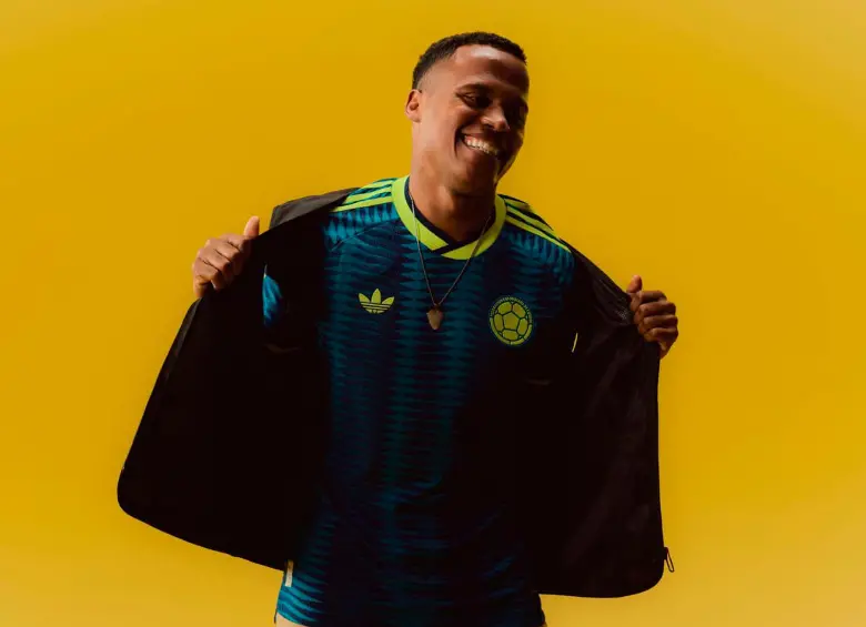 Jhon Arias con la camiseta nueva de la Selección. FOTO FCF Y ADIDAS
