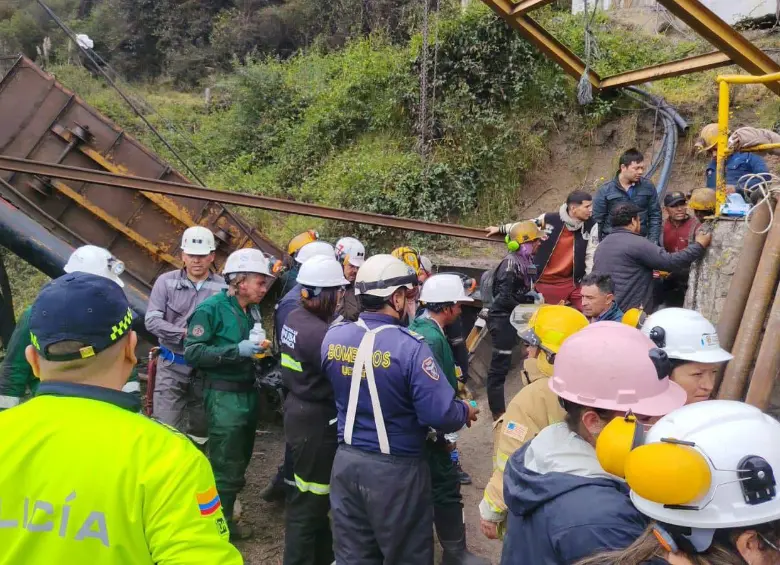 Equipos de socorro adelantan labores de búsqueda y rescate de seis trabajadores que quedaron atrapados tras una explosión en una mina de Cucunubá, Cundinamarca. FOTO: Gobernación de Cundinamarca. 