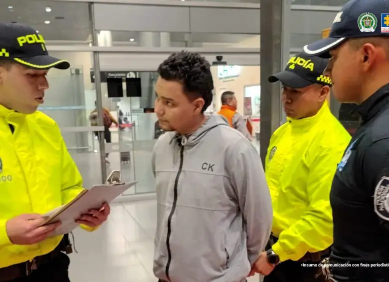 Momento en el que alias Pilancho es requerido por las autoridades colombianas tras su extradición desde Ecuador. FOTO: cortesía Fiscalía.