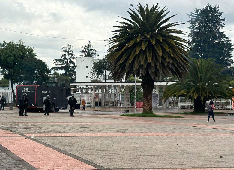 Agentes antidisturbios tratan de contener a los encapuchados. FOTO: Cortesía