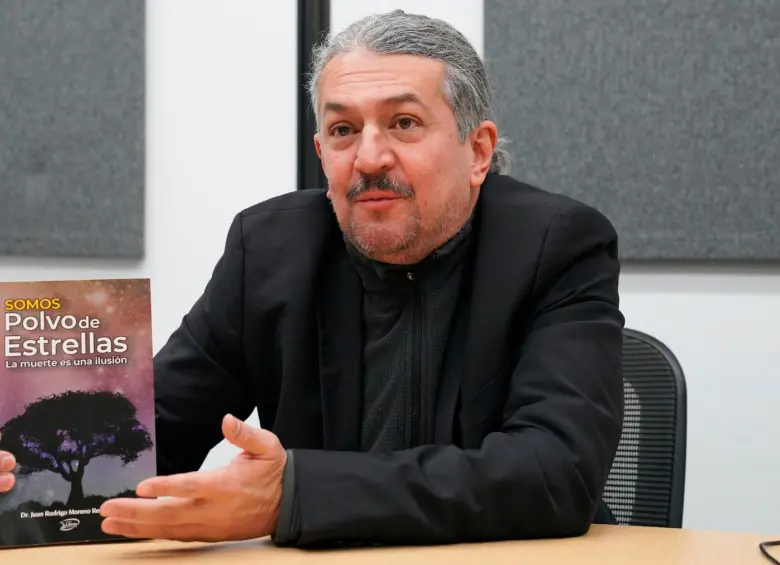 El médico Juan Rodrigo Moreno Restrepo es el autor del libro Somos polvo de estrellas. La muerte es una ilusión. FOTO juan pablo estrada